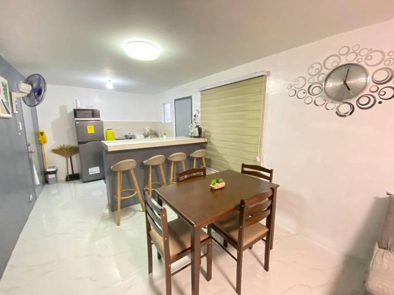 Cozy 2BR Bungalow Near Clark AirportNetflix WiFi — photo 3