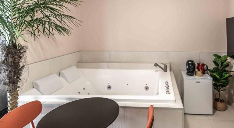 Apartment with hot tub — photo 5