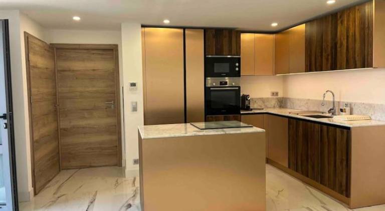 Apartment with hot tub — photo 3