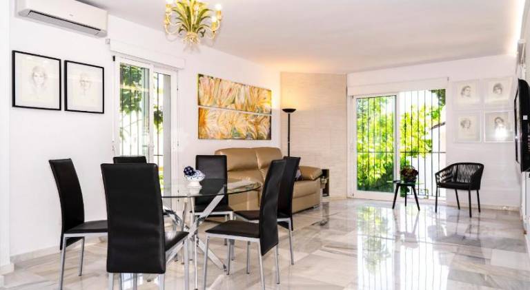 Holiday apartment with pool in Estepona