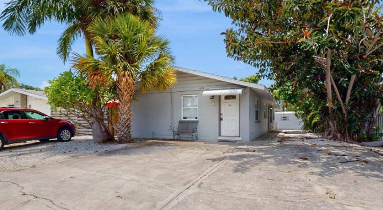 Wonderful house with pool | Beach nearby | Pets allowed in Bradenton Beach, FL