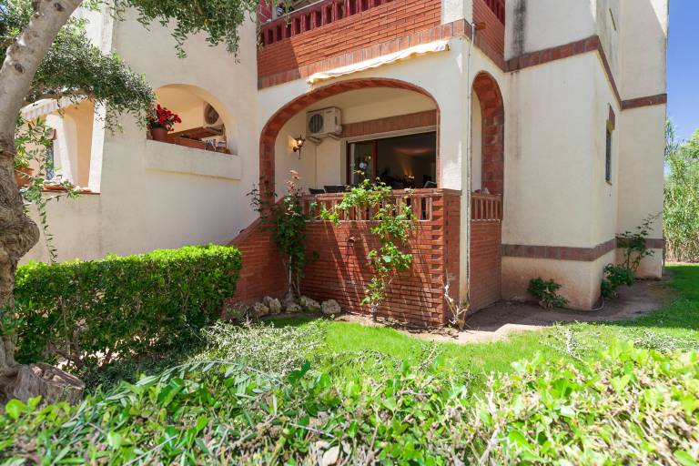 Holiday apartment with pool, yard & patio — photo 4