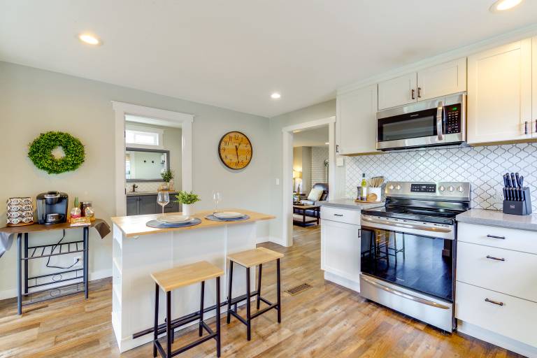 1 Mi to Historic Dtwn: Dog-Friendly Everett Home! — photo 4