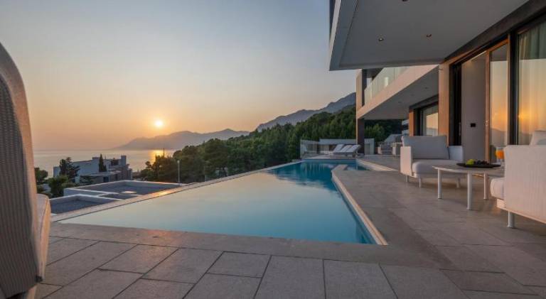 Villa with pool — photo 3
