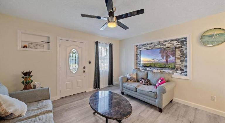 Vacation home with pool | Pet-friendly — photo 2