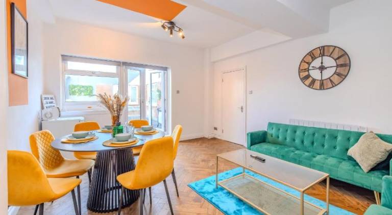 Super Central 2 Bedroom Flat Next to Brighton Beach & Shopping Center — photo 3