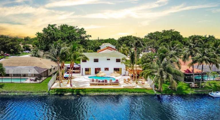 Waterfront Villa with Beach, Game Room, Cinema and Spa — photo 3