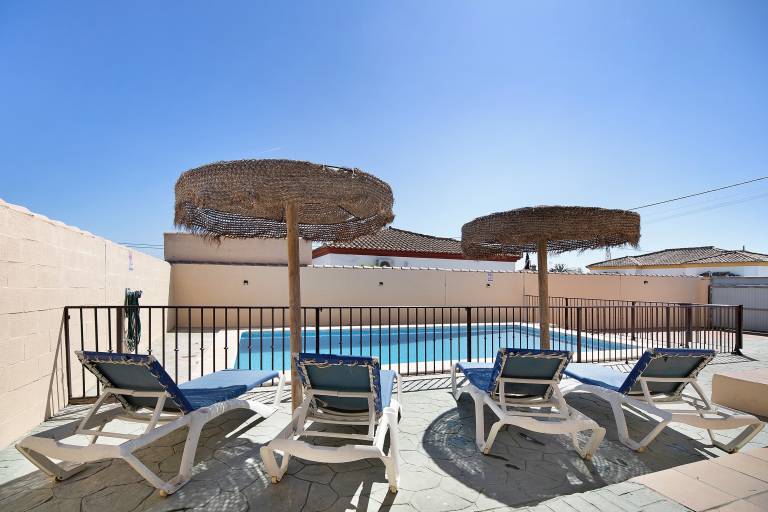 Vacation home with patio, private pool & fast internet | Garden view — photo 3