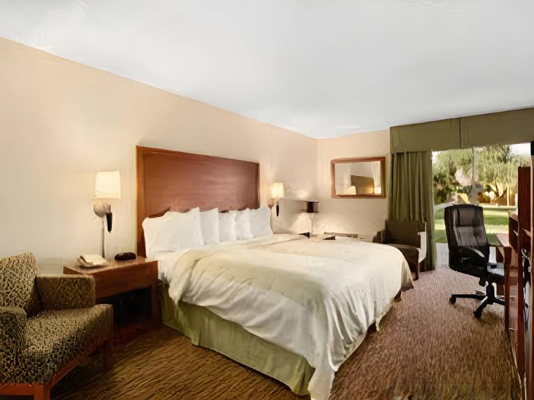 The Grand Inn Peoria — photo 2