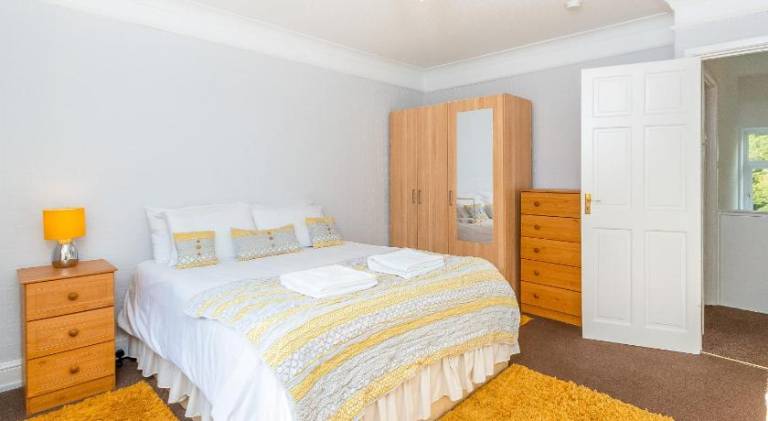 Rental apartment with 2 rooms for 5 persons in Neath