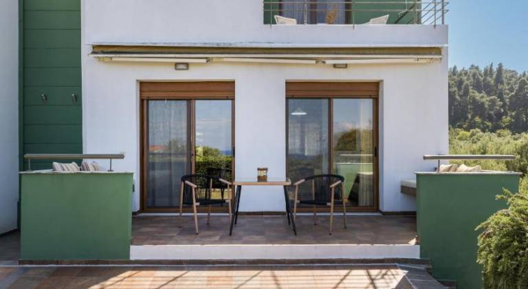 Villa with terrace, grill & yard — photo 4