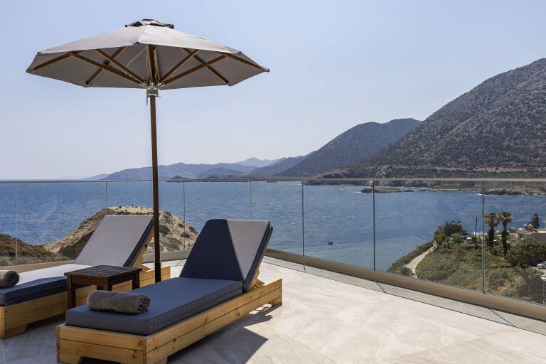 Villa with yard, terrace & private pool — photo 2