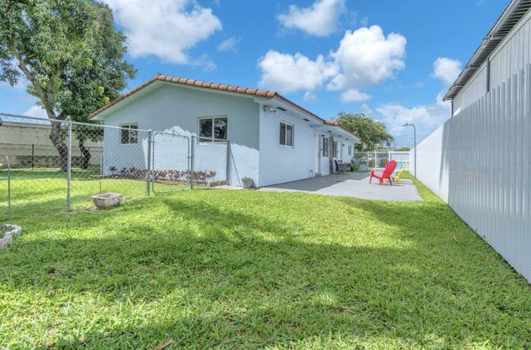 Family-friendly house with patio, garden & grill | Garden view | Pets are welcome in Miami, FL