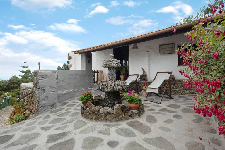 Vacation Home 'Rosalía' with Sea View, Terrace & Wi-Fi in Santa Cruz de Tenerife
