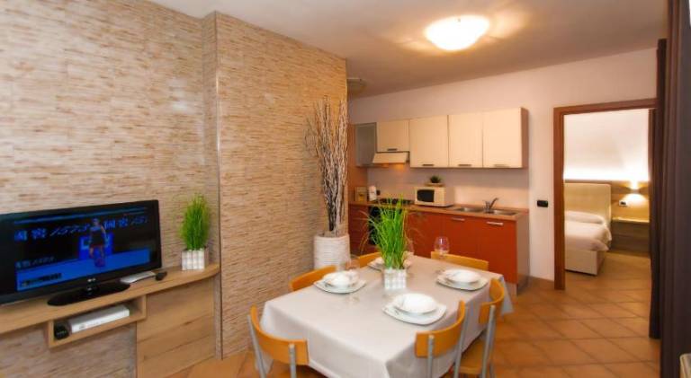Serviced apartment with pool, yard & jacuzzi — photo 3