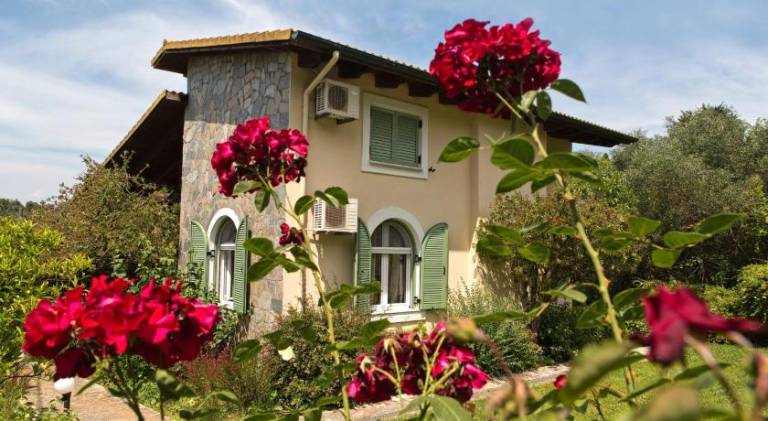 Vacation home with barbeque, garden & terrace in Corfu