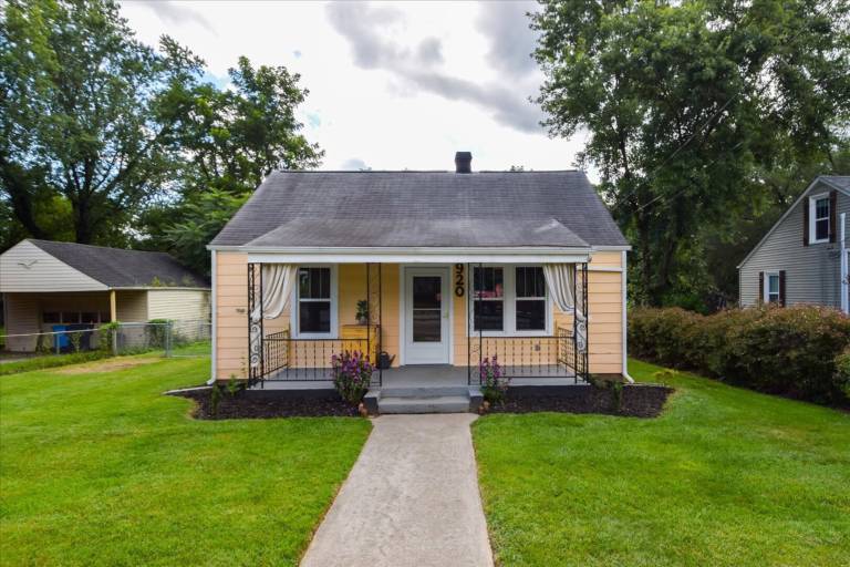 Family-friendly house with yard | Pets allowed — photo 2