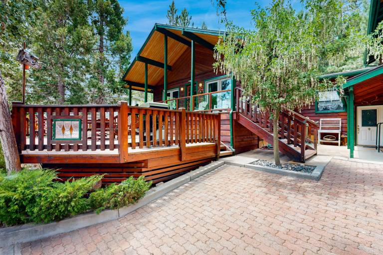 Rooster's Den Charming house with expansive deck, cable, internet, near Big Bear Lake in San Bernardino, CA