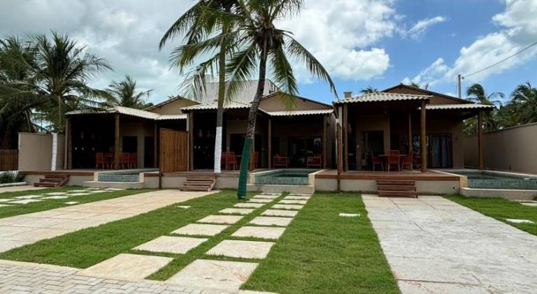 Lodge with patio & yard in Camocim