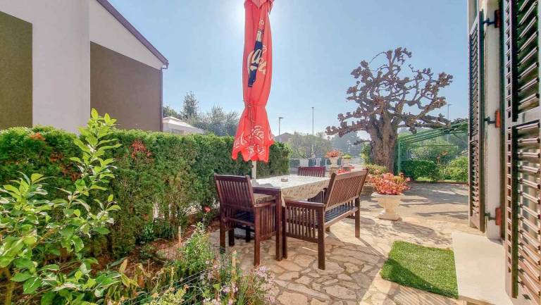 Fully equipped beautiful rental apartment with yard, barbeque & patio | Pets are welcome — photo 2