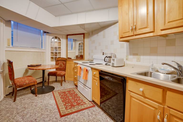 2 Mi to Dtwn Minneapolis: Lowry Hill Apt w/ Patio — photo 3