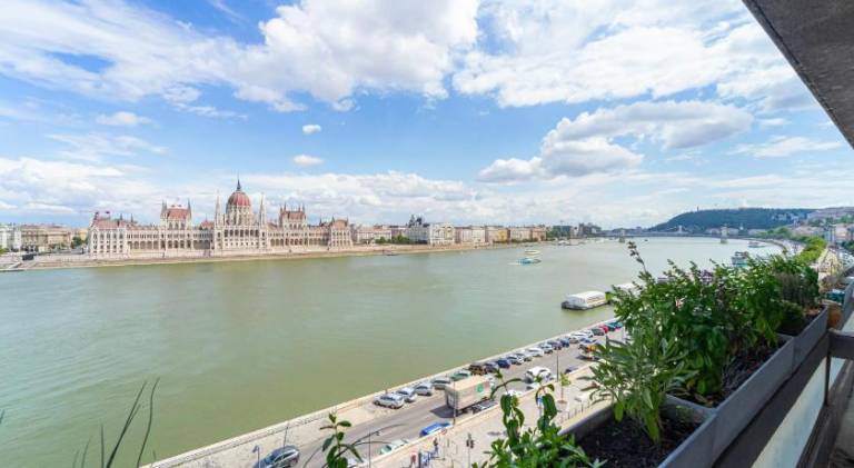 Breathtaking Panorama view 3Br Balcony in Budapest