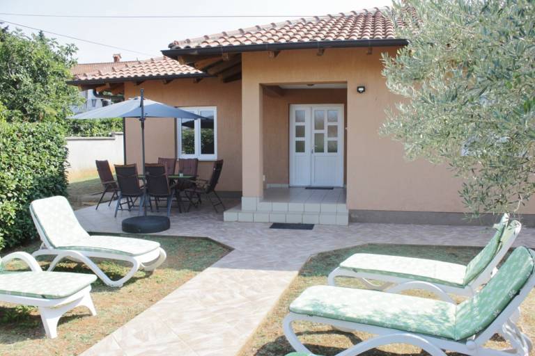 House with grill, garden & patio — photo 2