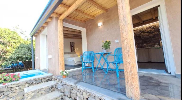 Apartment with yard, private pool & patio | Pet-friendly — photo 4