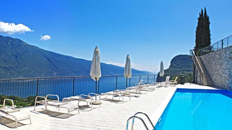 Rental apartment with garden, patio & pool in Brescia
