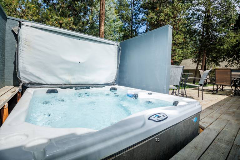 Vacation home with pool, hot tub & barbeque — photo 5