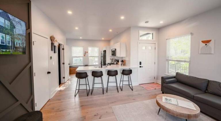 Vacation home with jacuzzi — photo 2