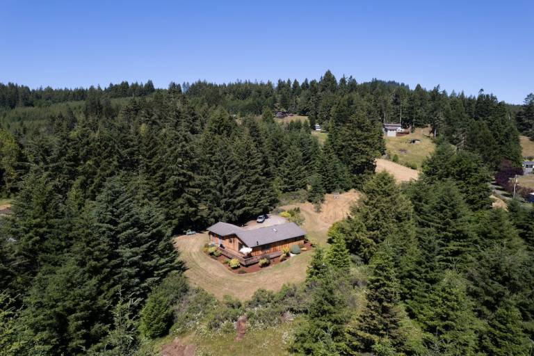 Blue Lake, CA Vacation Rentals from 94 Hometogo