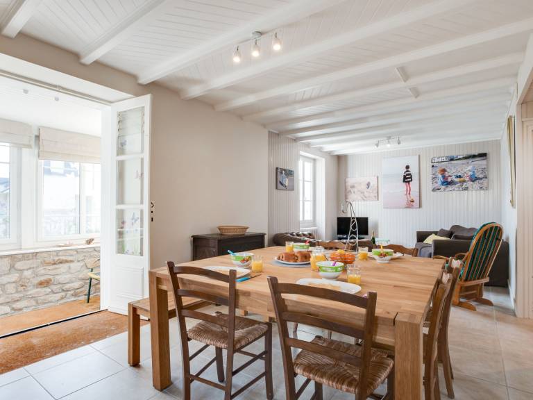 Fully equipped nice vacation home with patio, grill & yard | Close to the beach | Pet-friendly — photo 2