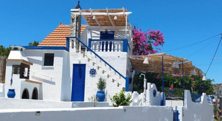 Vacation home with BBQ, terrace & yard in Rhodes