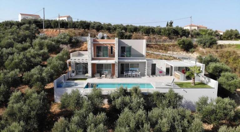 Villa with BBQ, garden & private pool | Good for workation in Platanias