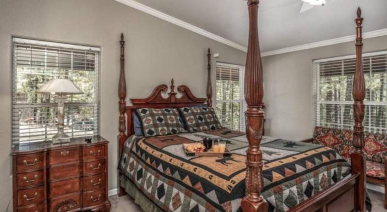 Vacation home with patio, BBQ & jacuzzi — photo 2