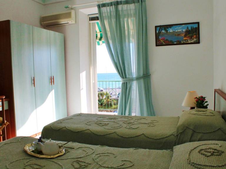 Holiday apartment with 2 rooms for 6 persons — photo 4