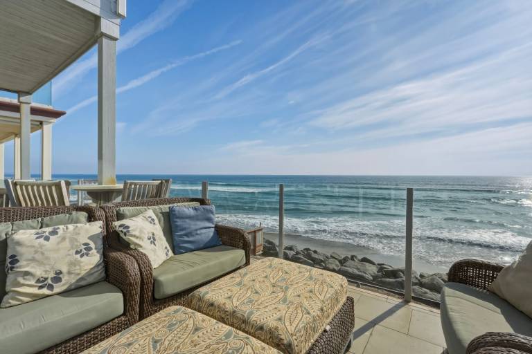 Oceanfront 3BR Condo Balcony, Fire Pit Shared Beach Sleeps 6 — photo 2