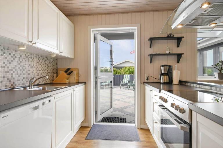 Vacation home with patio, sauna & jacuzzi — photo 3