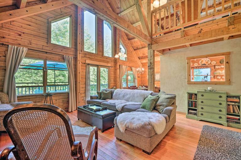 Game Room & Hot Tub: Pet-Friendly Mount Snow Gem — photo 5