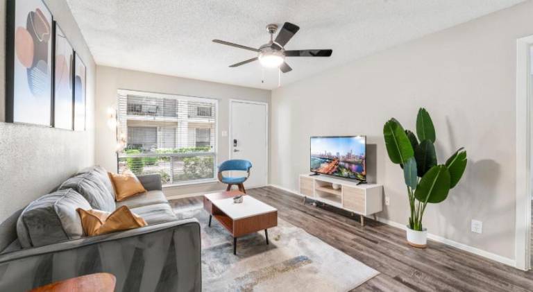 Apartment with pool — photo 2
