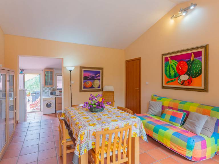 Apartment with BBQ, patio & pool | Pet-friendly — photo 4