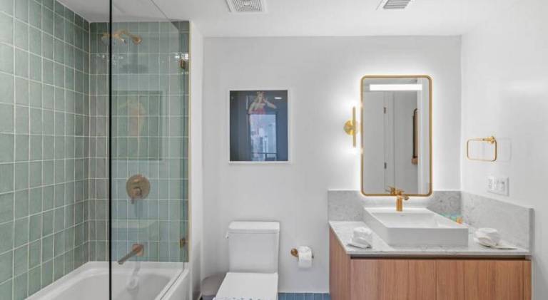 Apartment with pool | Close to Bayside Marketplace | Pet-friendly — photo 5