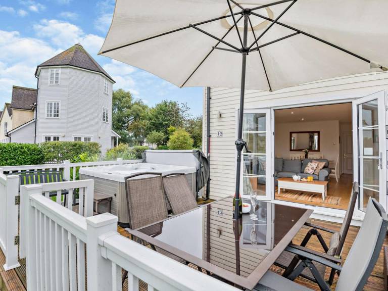 Cottage with garden & jacuzzi | Water view — photo 2