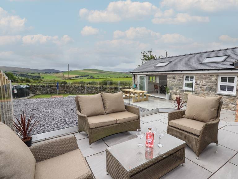 Child-friendly cottage with hot tub, terrace & yard | Dogs allowed in Conwy
