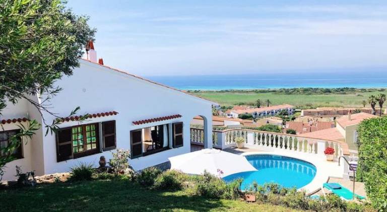 Villa with terrace, barbecue & yard — photo 4