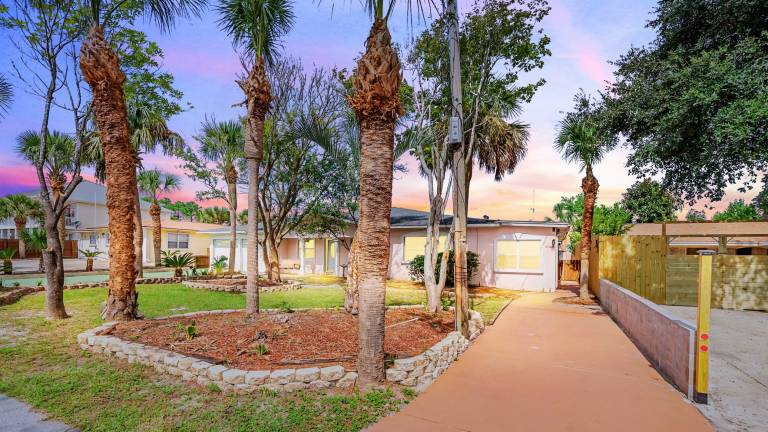 Mighty Little Beach 1B Apartment, Private Patio, Dog Friendly, Walk to Beach ️ — photo 3