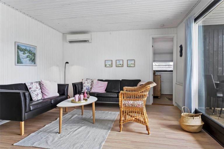 Vacation home with patio & barbeque | Pets are welcome — photo 3