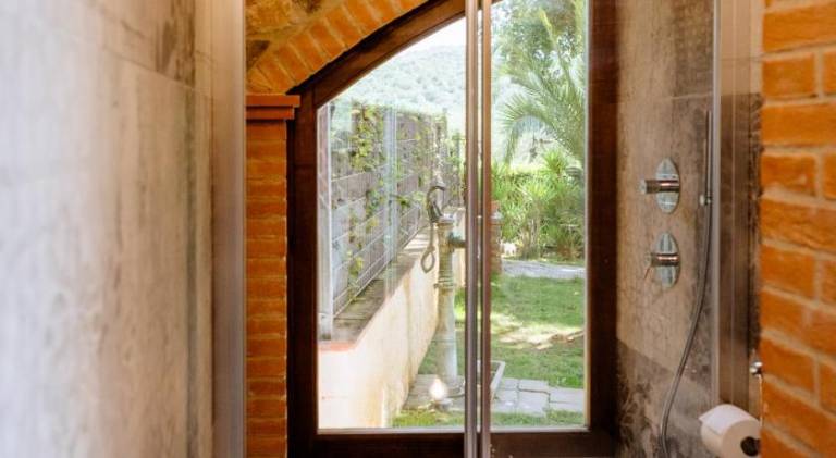 Holiday apartment with hot tub & yard — photo 2