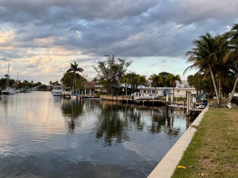Cozy 3 Bedroom Home on a Deep Canal with a pool near Fisherman's Village — photo 5